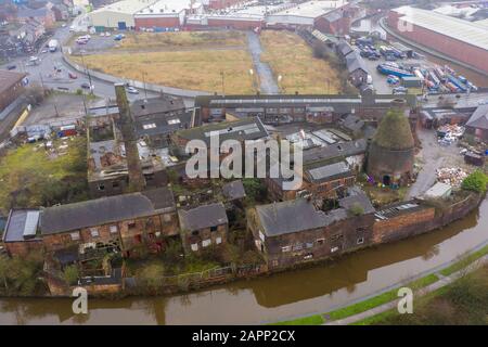 Luftbild der Kensington-Töpferei Eine alte verlassene, derbe Töpferei und ein Flaschenofen in Longport, Industrial Decline Stockfoto