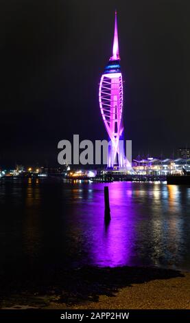 Emirates Spinnaker Tower, Gunwharf, Portsmouth, Hampshire, England, Großbritannien - Nachtfoto mit dem Effekt der neuen 96 LED-Leuchten. Stockfoto