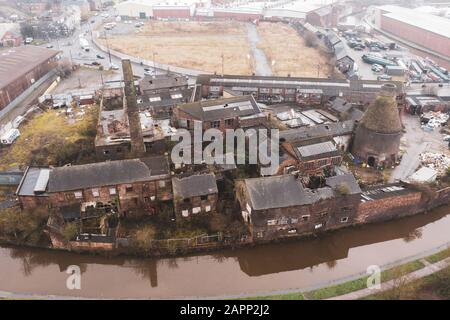 Luftbild der Kensington-Töpferei Eine alte verlassene, derbe Töpferei und ein Flaschenofen in Longport, Industrial Decline Stockfoto