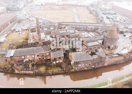 Luftbild der Kensington-Töpferei Eine alte verlassene, derbe Töpferei und ein Flaschenofen in Longport, Industrial Decline Stockfoto