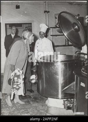 Königin Juliana macht einen Arbeitsbesuch in den Haag. In der Küche des alten Volkshauses Oostduin Datum: 15. Juni 1955 Ort: Den Haag, Zuid-Holland Schlüsselwörter: Ruhestandzentren, Besuche, Wasserkocher, Küchen, Königinnen, Name der königlichen Hausperson: Juliana, Königin Stockfoto