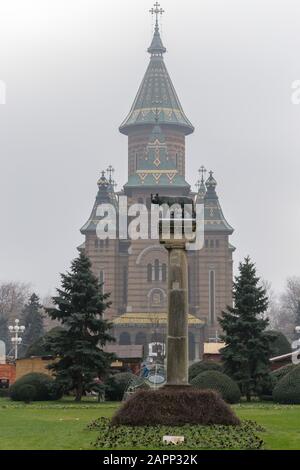 Der Kapitolinische Wolf (sie-Wolf mit Romulus und Remus) mit der großstädtischen orthodoxen Kathedrale im Hintergrund Stockfoto