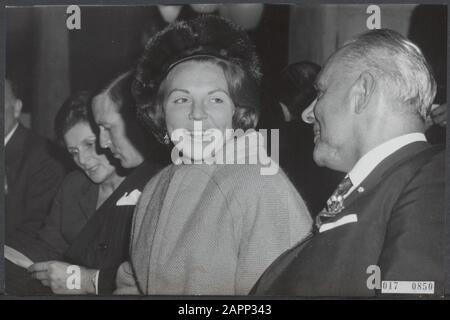 Königshaus, Prinzessinnen, Prinzessinnen, Gespräche, Besuche, Beatrix, Prinzessin, Claus, Fürstdatum: 22. Oktober 1966 Ort: Amsterdam, Noord-Holland Schlüsselwörter: Besuche, Gespräche, Königshaus, Fürsten, Prinzessinnen persönlicher Name: Beatrix, Prinzessin, Claus, Prinzenname: Jumping Amsterdam Stockfoto