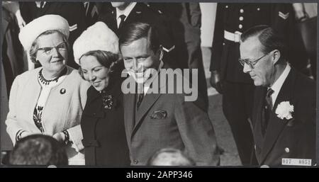 Königshaus, Prinzessinnen, Prinzessinnen, Königinnen, Porträts, Flugplätze, Beatrix, Prinzessin, Bernhard, Prinz, Claus, Prinz, Juliana, Königin Datum: 29. April 1966 Ort: Noord-Holland, Schiphol Schlüsselwörter: Queens, Königshaus, Porträts, Prinzessinnen, Prinzessinnen, Flughäfen persönlicher Name: Beatrix, Prinzessin, Bernhard, Prinz, Prinz, Juliana, Königin Stockfoto