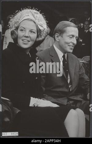 Königshaus, Prinzessinnen, Prinzen, Porträts, Besuche, Beatrix, Prinzessin, Claus, Prinz, Königliche Niederländische Föderation ländlicher Fahrvereine, Levade 1966 Datum: 10. September 1966 Ort: Apeldoorn, Gelderland Schlagwörter: Besuche, Königshaus, Porträts, Fürsten, Prinzessinnen persönlicher Name: Beatrix, Prinzessin, Claus, Prinz, Königlicher niederländischer Verband ländlicher Fahrvereine, Levade 1966 Stockfoto