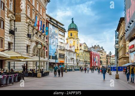 Rijeka, Kroatien - 19. Mai 2019: City Clock Tower und Korzo, die Hauptpromenade in Rijeka, Kroatien. Einkaufsstraße im Stadtzentrum mit Geschäften, Cafés und Stockfoto