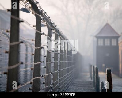 Oswiecim, Polen. Januar 2020. Das Foto zeigt die Stacheldraht-Anlage des ehemaligen Konzentrationslagers Auschwitz I. am frühen Morgen. 27.01.2020 ist der 75. Jahrestag der Befreiung des Konzentrationslagers durch die Rote Armee. Von 1940 bis 1945 Betrieb die SS den Komplex mit zahlreichen Satellitenlagern als Konzentrations- und Vernichtungslager. Die Zahl der Ermordeten beläuft sich auf 1,1 bis 1,5 Millionen, die meisten von ihnen Juden. Auschwitz steht als Symbol des industriellen Massenmordes und der Judenvernichtung. Credit: Kay Nietfeld / dpa / Alamy Live News Stockfoto