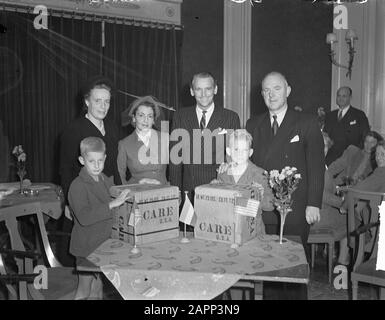 Douglas Fairbanks präsentiert Lebensmittelpaket in Amstel Hotel Annotation: Amerikanischer Filmschauspieler Datum: 12. Oktober 1948 Ort: Amsterdam Schlagwörter: Schauspieler, Filmstars persönlicher Name: Fairbanks, Douglas Stockfoto