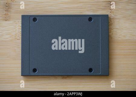 Draufsicht auf eine Festplatte auf einem Holztisch Stockfoto