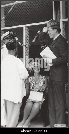 Fürstliches Paar in Suriname. Prinzessin Beatrix und Prinz Claus besuchten Coronie, das Kokosnussgebiet. Prinz Claus als Hindu-Anmerkung: Es scheint eher so, als ob er einen peci auf den Kopf stellt. Das ist ein javanischer Kopfbedeckung Datum: 11. Juli 1966 Ort: Coronie, Suriname Schlüsselwörter: Besuche, Kleidung, Königshaus, Prinzessinnen, Prinzessinnen persönlicher Name: Beatrix (Prinzessin Niederlande), Claus (Prinz Niederlande) Stockfoto