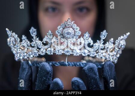 London, Großbritannien. Januar 2020. Ein Mitarbeiter präsentiert eine beeindruckende Diamanttiara aus der exklusiven Sammlung des umstrittenen "Tanzenden Marquess", dem 5. Marquess of Anglesey, Henry Cyril Paget, der 1905 starb. Die Tiara wird auf den Hancocks Juwelieren in Mayfair gezeigt, bevor sie auf der TEFAF Maastricht, einer der reichsten Kunstmessen der Welt, vorgestellt wird. Die Tiara, ca. 1890, besteht aus einer abgestuften Reihe von über 100 Karat alter europäischer und alter minengeschnittener Diamanten, die sich lösen können, um eine halskette von rivière zu bilden. Kredit: Stephen Chung / Alamy Live News Stockfoto