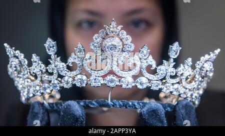 London, Großbritannien. Januar 2020. Ein Mitarbeiter präsentiert eine beeindruckende Diamanttiara aus der exklusiven Sammlung des umstrittenen "Tanzenden Marquess", dem 5. Marquess of Anglesey, Henry Cyril Paget, der 1905 starb. Die Tiara wird auf den Hancocks Juwelieren in Mayfair gezeigt, bevor sie auf der TEFAF Maastricht, einer der reichsten Kunstmessen der Welt, vorgestellt wird. Die Tiara, ca. 1890, besteht aus einer abgestuften Reihe von über 100 Karat alter europäischer und alter minengeschnittener Diamanten, die sich lösen können, um eine halskette von rivière zu bilden. Kredit: Stephen Chung / Alamy Live News Stockfoto