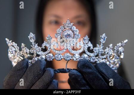 London, Großbritannien. Januar 2020. Ein Mitarbeiter präsentiert eine beeindruckende Diamanttiara aus der exklusiven Sammlung des umstrittenen "Tanzenden Marquess", dem 5. Marquess of Anglesey, Henry Cyril Paget, der 1905 starb. Die Tiara wird auf den Hancocks Juwelieren in Mayfair gezeigt, bevor sie auf der TEFAF Maastricht, einer der reichsten Kunstmessen der Welt, vorgestellt wird. Die Tiara, ca. 1890, besteht aus einer abgestuften Reihe von über 100 Karat alter europäischer und alter minengeschnittener Diamanten, die sich lösen können, um eine halskette von rivière zu bilden. Kredit: Stephen Chung / Alamy Live News Stockfoto