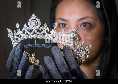 London, Großbritannien. Januar 2020. Ein Mitarbeiter präsentiert eine beeindruckende Diamanttiara aus der exklusiven Sammlung des umstrittenen "Tanzenden Marquess", dem 5. Marquess of Anglesey, Henry Cyril Paget, der 1905 starb. Die Tiara wird auf den Hancocks Juwelieren in Mayfair gezeigt, bevor sie auf der TEFAF Maastricht, einer der reichsten Kunstmessen der Welt, vorgestellt wird. Die Tiara, ca. 1890, besteht aus einer abgestuften Reihe von über 100 Karat alter europäischer und alter minengeschnittener Diamanten, die sich lösen können, um eine halskette von rivière zu bilden. Kredit: Stephen Chung / Alamy Live News Stockfoto