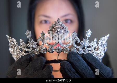 London, Großbritannien. Januar 2020. Ein Mitarbeiter präsentiert eine beeindruckende Diamanttiara aus der exklusiven Sammlung des umstrittenen "Tanzenden Marquess", dem 5. Marquess of Anglesey, Henry Cyril Paget, der 1905 starb. Die Tiara wird auf den Hancocks Juwelieren in Mayfair gezeigt, bevor sie auf der TEFAF Maastricht, einer der reichsten Kunstmessen der Welt, vorgestellt wird. Die Tiara, ca. 1890, besteht aus einer abgestuften Reihe von über 100 Karat alter europäischer und alter minengeschnittener Diamanten, die sich lösen können, um eine halskette von rivière zu bilden. Kredit: Stephen Chung / Alamy Live News Stockfoto