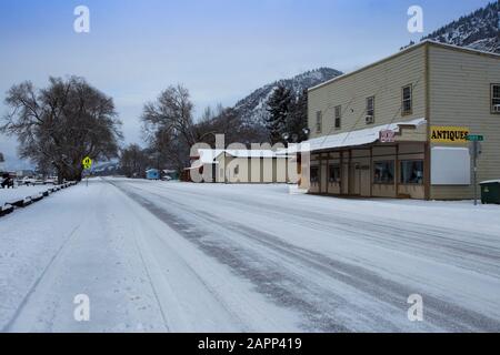 Highway 200, in Paradise, Montana, an einem kalten Wintertag. Stockfoto