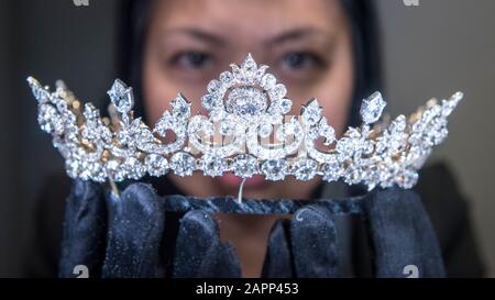 London, Großbritannien. Januar 2020. Ein Mitarbeiter präsentiert eine beeindruckende Diamanttiara aus der exklusiven Sammlung des umstrittenen "Tanzenden Marquess", dem 5. Marquess of Anglesey, Henry Cyril Paget, der 1905 starb. Die Tiara wird auf den Hancocks Juwelieren in Mayfair gezeigt, bevor sie auf der TEFAF Maastricht, einer der reichsten Kunstmessen der Welt, vorgestellt wird. Die Tiara, ca. 1890, besteht aus einer abgestuften Reihe von über 100 Karat alter europäischer und alter minengeschnittener Diamanten, die sich lösen können, um eine halskette von rivière zu bilden. Kredit: Stephen Chung / Alamy Live News Stockfoto