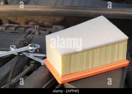 Kfz-Reparaturwerkstatt. Reinigen Sie den neuen Fahrzeugfilter, der für den Austausch bereit ist. Stockfoto