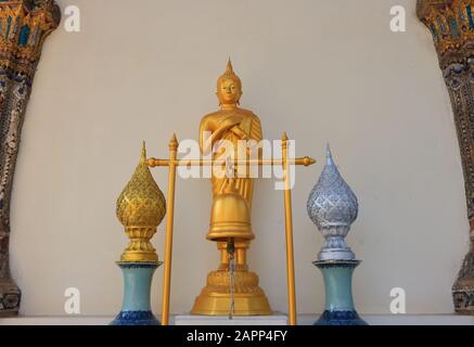 Buddha-Statue in Kontemplations-Pose, die Handflächen beider Hände zeigen in, flach auf der Brust liegend mit der linken Hand innen und der rechten Hand außen Stockfoto