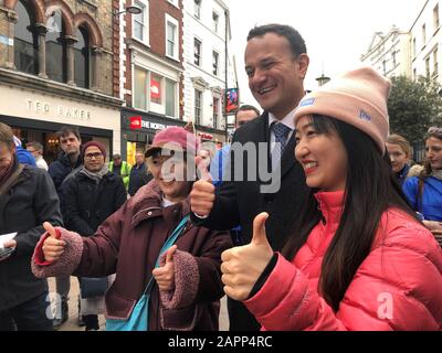 Taoiseach Leo Varadkar posiert für ein Foto mit Wählern in der Grafton Street in Dublin, Irland. Stockfoto