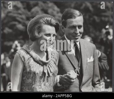 Prinzessin Beatrix mit ihrem Verlobten, Claus von Amsberg, im Palastgarten von Paleis Soestdijk Datum: 28. Juni 1965 Ort: Soestdijk, Utrechter Schlüsselwörter: Königshaus, Prinzessinnen, Prinzessinnen, Engagements persönlicher Name: Beatrix, Prinzessin, Claus, Prinz Stockfoto