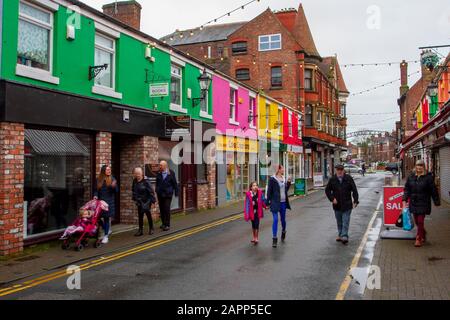 Southport, Merseyside. Wetter in Großbritannien. Januar 2019. Der antizyklonische Vorraum besteht im Nordwesten Englands weiterhin mit feuchtem Nieselregen und leichtem Regen. Die Wesley Street ist Southports eigenes "Village in the Town". EIN Mikrokosmos lokaler Einkaufsmöglichkeiten, unabhängige Händler in einer malerischen, hell gestrichenen Straße. Kredit: MediaWorldImages/AlamyLiveNews. Stockfoto