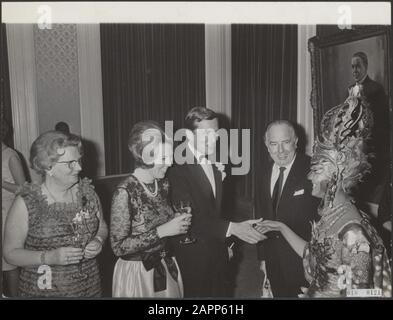Königshaus, Fürsten, Prinzessinnen, Königinnen, Besuche, Theater, Gespräche, Schauspieler, Schauspieler, Beatrix, Prinzessin, Claus, Prinz, Juliana, Königin Datum: 17. Februar 1966 Ort: Den Haag, Zuid-Holland Schlagwörter: Schauspieler, Besuche, Gespräche, Königinnen, Königshaus, Prinzessinnen, Theater, Schauspieler persönlicher Name: Beatrix, Prinzessin, Claus, Prinz, Juliana, Königin Schwinkburg: Name der Königin: Königin Schwinkburg Stockfoto