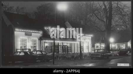 Serie 018-0240 t/m 018-0251 Menschenmassen um den Palast Drakensteijn und in Lage Vuursche wegen der Geburt ist der Prinz Gegenüber der Burg Drakensteyn auf den Terrassen und in den Café-Restaurants der Rest am Abend. Datum: 13. April 1967 Stichwörter: Zäune, Königshaus, Polizei, Öffentlichkeit, Verkehr Personenname: Bäuerin Mrs. E., Architektin M.n.J., Drakensteijn Palace Institution Name: Low Firesche Stockfoto