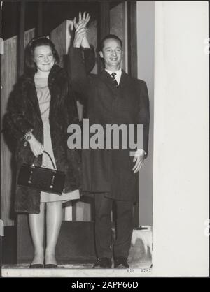 Prinzessin Irene kehrte mit ihrem Verlobten Prinz Hugo Carlos de Bourbon-Parma in die Niederlande zurück. Hier nach Ankunft in Soestdijk Datum: 8. Februar 1964 Ort: Soestdijk, Utrechter Schlüsselwörter: Königshaus, Engagements persönlicher Name: Carlos Hugo, Prinz, Irene, Prinzessin Stockfoto