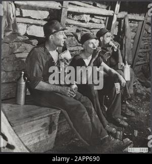 Kolenmijnen Limburger. Spening oder Sandwich essen. Unterirdisch ging das Signal 4X4 ins Gesicht. Die Kompel haben fünfzehn Minuten Zeit, um die Sandwiches zu essen, die mit ihm mitgebracht wurden Datum: 21. November 1945 Ort: Limburger Schlüsselwörter: Bergbau, Minen, Bergleute Stockfoto