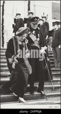 Ehe Prinzessin Margriet und mr. Van Vollenhoven. Königin Juliana und Prinz Bernhard verlassen das Haus Ten Bosch in den Haag Datum: 10. Januar 1967 Standort: Den Haag, Zuid-Holland Schlüsselwörter: Ehen, Kirchen, Königinnen, Königshaus, Prinzessinnen, Prinzessinnen persönlicher Name: Bernhard (Prinz Niederlande), Juliana (Königin Niederlande), Margiet, Prinzessin, Vollenhoven V., Vollenhoven, Pieter van Institutionname: Paleis Bosch Hukeris Stockfoto