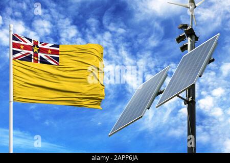 Sonnenkollektoren auf blauem Himmel mit Fahnenmast und Fahne von Niue Stockfoto