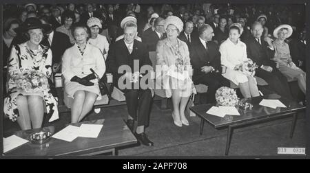Serie 019-0829, 019-0830 Datum: 23. Juni 1967 Ort: Amsterdam, Noord-Holland Schlüsselwörter: Blumen, Professoren, Kinder, Königinnen, Königshaus, Auszeichnungen, Prinzessinnen, Prinzessinnen persönlicher Name: Beatrix, Prinzessin, Erasmus-Preis, Juliana (Königin Niederlande), Margriet, Fürstin Institutionname: RAI Stockfoto