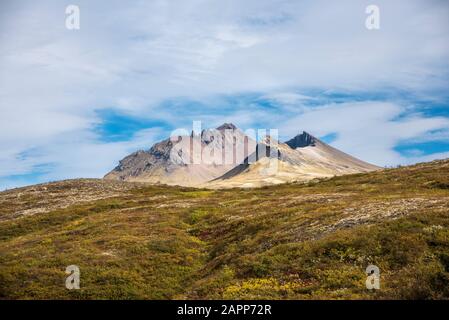 Hvannadalshnúkur vom Wanderweg nach Svartifoss, Island. Stockfoto