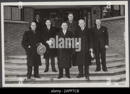 Für die Diskussion über die Auswanderung der Niederländer hatte Premierminister Sir Sidney Holland aus Neuseeland ein Treffen mit Minister Joekes (beide auf der rechten Seite). Herr B. J. Haverman (Auswanderungsausschuss), Macintosch (Generalsekretär Neuseeland), J. Hartland (Stichting Landverhuizing Nederland) und A. N. van Gill (Generaldirektor für das Rijksarbeidsbureau) Datum: 23. Januar 1951 Ort: Den Haag, Zuid-Holland Schlüsselwörter: Beamte, Gruppenporträts, Premierminister, Minister persönlicher Name: Gill A N van, Hartland J, Haverman B J, Holland Sidney, Joekes M A, Macintosh Stockfoto