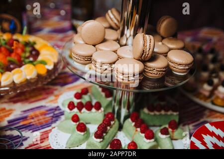 Schokolade Makronen liegen auf einem Objektträger für Desserts. Candy Bar. Stockfoto
