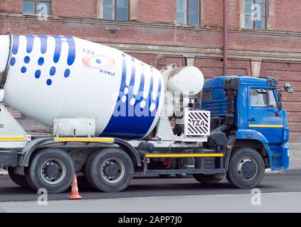 Ein LKW zum Transport einer flüssigen Lösung aus Zement und Beton auf einer Plattform des Kamaz. Die Marke Grusha ist ein Name für die Menschen. Sommer. Russland. Stockfoto