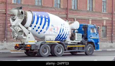 Ein LKW zum Transport einer flüssigen Lösung aus Zement und Beton auf einer Plattform des Kamaz. Die Marke Grusha ist ein Name für die Menschen. Sommer. Russland. Stockfoto