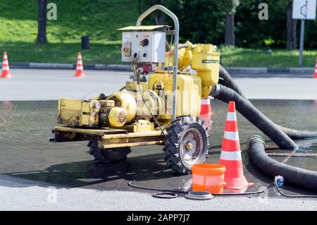 Große Ekomatik-Pumpe, zum Abpumpen aus dem Boden und zur Kommunikation, eine große Menge Wasser. Sie wird bei Notaufnahmen eingesetzt. Russland. Stockfoto