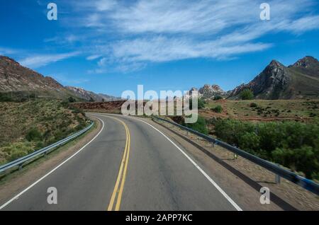 Offene Straße, Die in das Gebirge führt, Bolivien Stockfoto