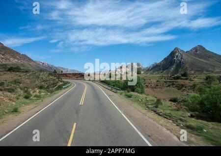 Offene Straße, Die in das Gebirge führt, Bolivien Stockfoto