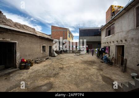 Das Dorf Colchani in Bolivien, Südamerika Colchani ist eine winzige, eine Straßenstadt am Rande der Tunupa-Salzwohnung, 80 km NW von Uyuni. Das ist es Stockfoto