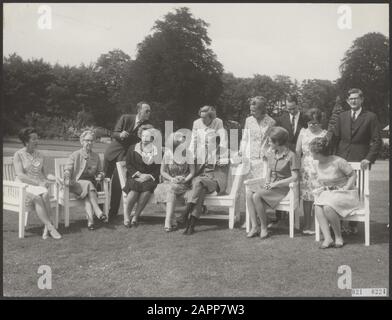 Verlobungsfürstin Beatrix. Die königliche Familie posiert im Garten von Schloss Soestdijk Anmerkung: Vlnr [Schwester des Claus?] Frau Von Amsberg (Gösta von dem Bussche-Haddenhausen), Königin Juliana, Prinzessin Beatrix, Claus von Amsberg, Prinzessin Irene, Prinzessin Margriet. Zwei Schwestern von Claus, Prinz Carlos Hugo, Prinzessin Christina, Herr Pieter van Vollenhoven, standen von Prinz Bernhard. Datum: 28.Juni 1965 Ort: Soestdijk, Utrechter Schlüsselwörter: Queens, Königshaus, Eltern, Prinzessinnen, Prinzessinnen, Gärten, Engagements persönlicher Name: AMSBERG V., Beatrix, Prinzessin, Bernhard, Fürst, Claus, Fürst, Jul Stockfoto