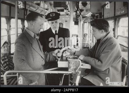 Einsatzleitlinien der straßenbahn amsterdam Datum: 11. Mai 1954 Standort: Amsterdam, Noord-Holland Schlagwörter: Kontrollen, Straßenbahnen, Frauen Stockfoto