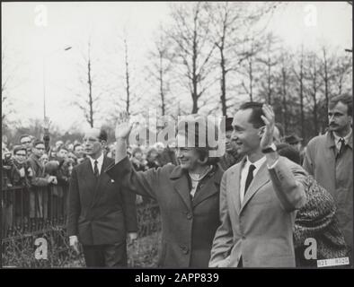 Prinzessin Irene und Prinz Hugo Carlos de Bourbon-Parma im Garten von Schloss Soestdijk Datum: 9. Februar 1964 Ort: Soestdijk, Utrechter Schlüsselwörter: Königshaus, Fürsten, Prinzessinnen, Engagements persönlicher Name: Hugo Carlos prins, Irene, Prinzessin Stockfoto