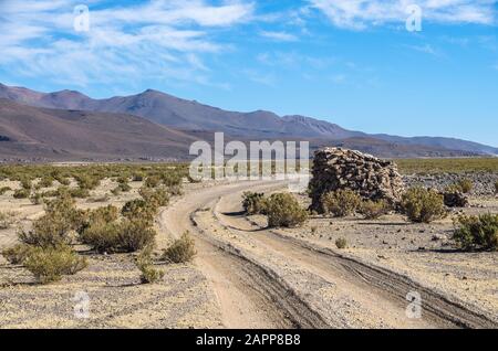 Offene Straße, Die in das Gebirge führt, Bolivien Stockfoto