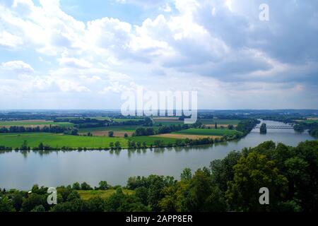 Eine Landschaft mit der Donau, von Walhalla (Deutschland) aus gesehen. Es dominieren grüne und gelbe Felder. Dicker Baumhain im Vordergrund. Stockfoto