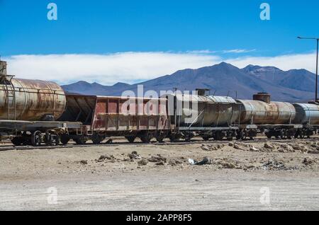 Alte Eisenbahn in Salar de Uyuni (Salzwohnung), Bolivien. Verlassener Zug nahe der Grenze zu Chile in der Wüste Atacama Stockfoto