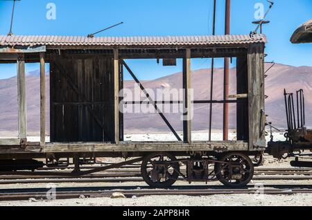 Alte Eisenbahn in Salar de Uyuni (Salzwohnung), Bolivien. Verlassener Zug nahe der Grenze zu Chile in der Wüste Atacama Stockfoto