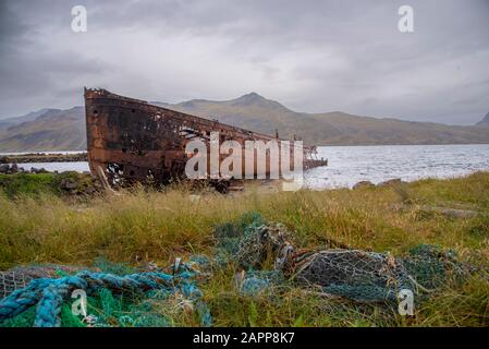 Verrosteter Schiffswrack an der Küste von Djupavik, Island. Stockfoto